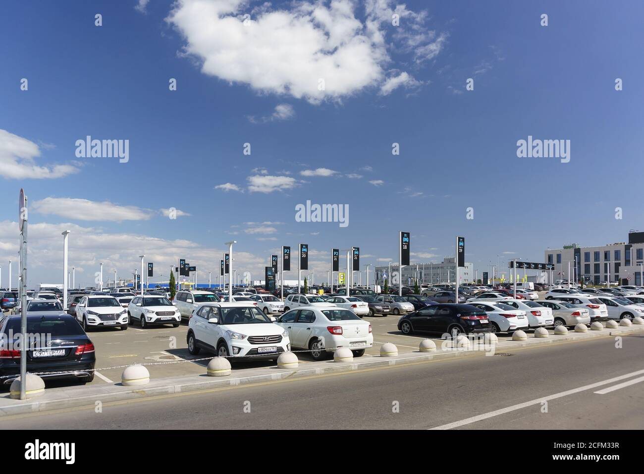 Simferopol, Crimée, Russie-13 septembre 2019: Grand parking près de l'aéroport d'Aivazovsky Simferopol Banque D'Images