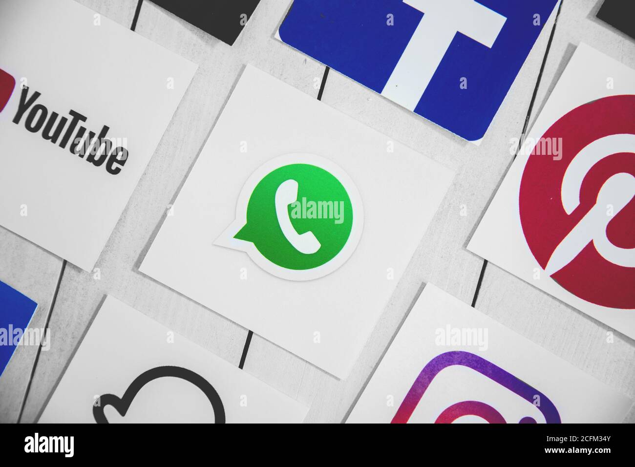 WROCLAW, POLOGNE - 29 août 2020 : symboles des médias sociaux avec logo WhatsApp au milieu sur parquet. WhatsApp, est un freeware américain, cross-p Banque D'Images