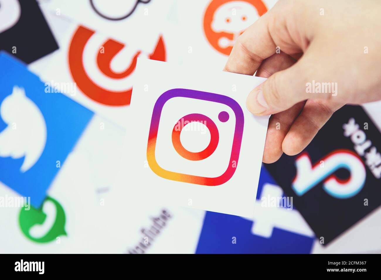 WROCLAW, POLOGNE - 29 août 2020 : la main tient le logo Instagram sur un autre symbole des médias sociaux. Instagram est un soc américain de partage de photos et de vidéos Banque D'Images