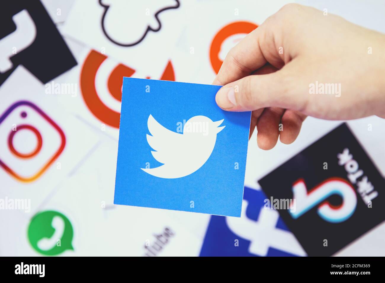 WROCLAW, POLOGNE - 29 août 2020 : la main tient le logo Twitter au-dessus d'autres symboles des médias sociaux. Twitter est un microblogging américain et un réseau social Banque D'Images