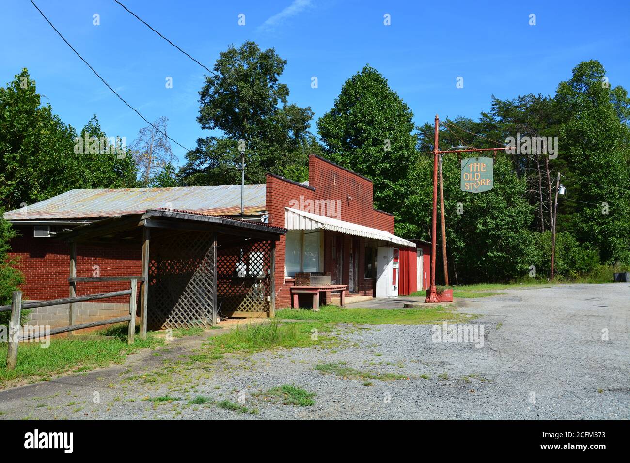 Un magasin de campagne général vacant dans la communauté des routes secondaires de Belews Creek en Caroline du Nord. Banque D'Images