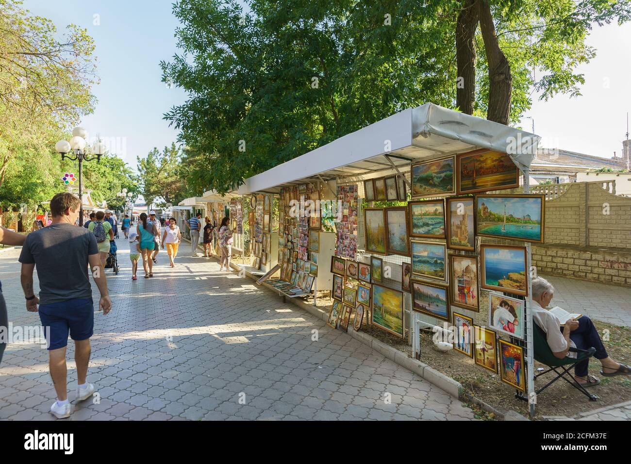 Evpatoria, Crimée, Russie-12 septembre 2019: Centres commerciaux avec peintures et souvenirs sur le remblai Gorky dans la ville de la station Banque D'Images