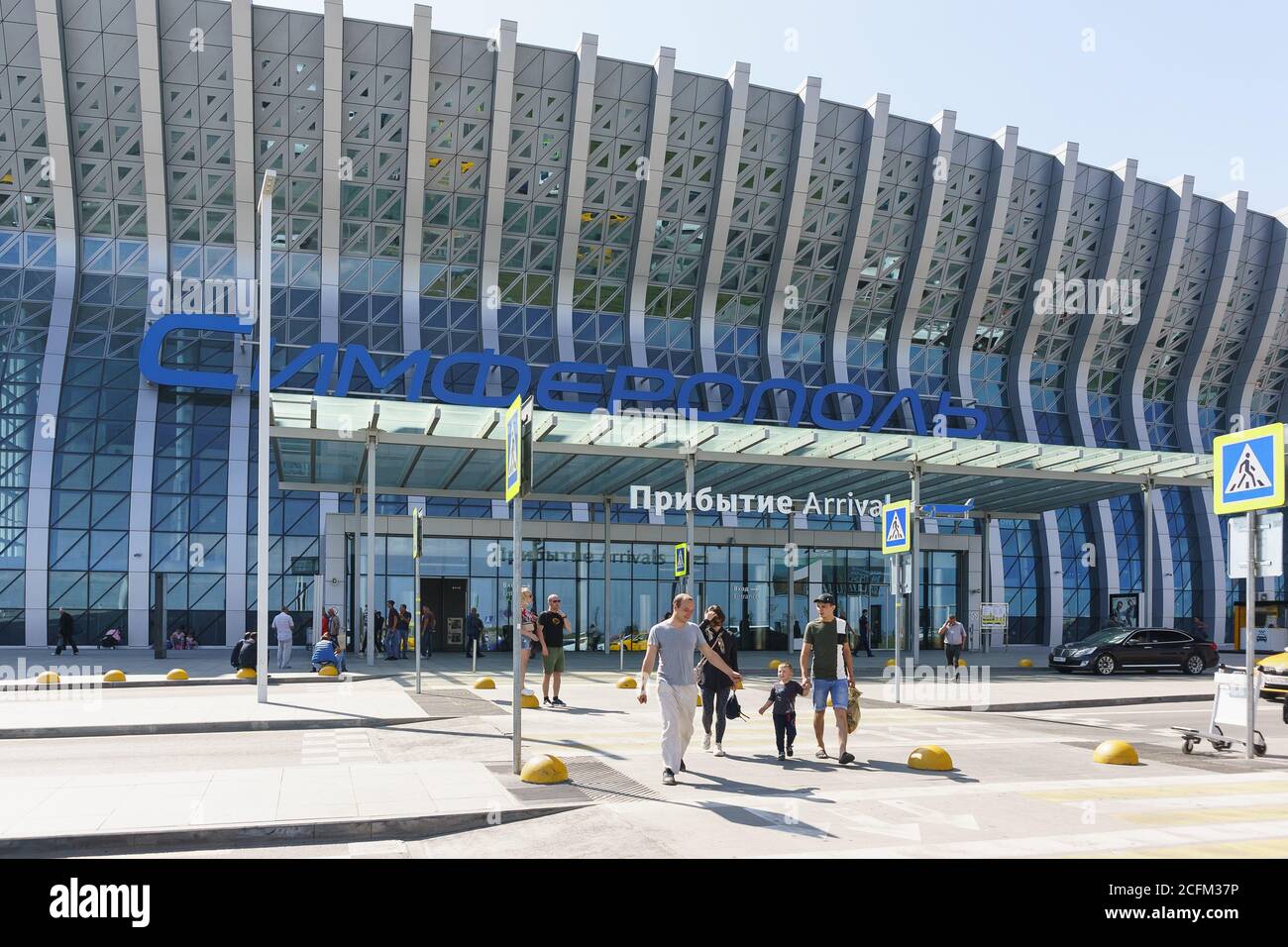Simferopol, Crimée, Russie-13 septembre 2019 : les passagers heureux quittent le nouveau bâtiment de l'aéroport. Texte russe ' Simferopol. Arrivée' Banque D'Images