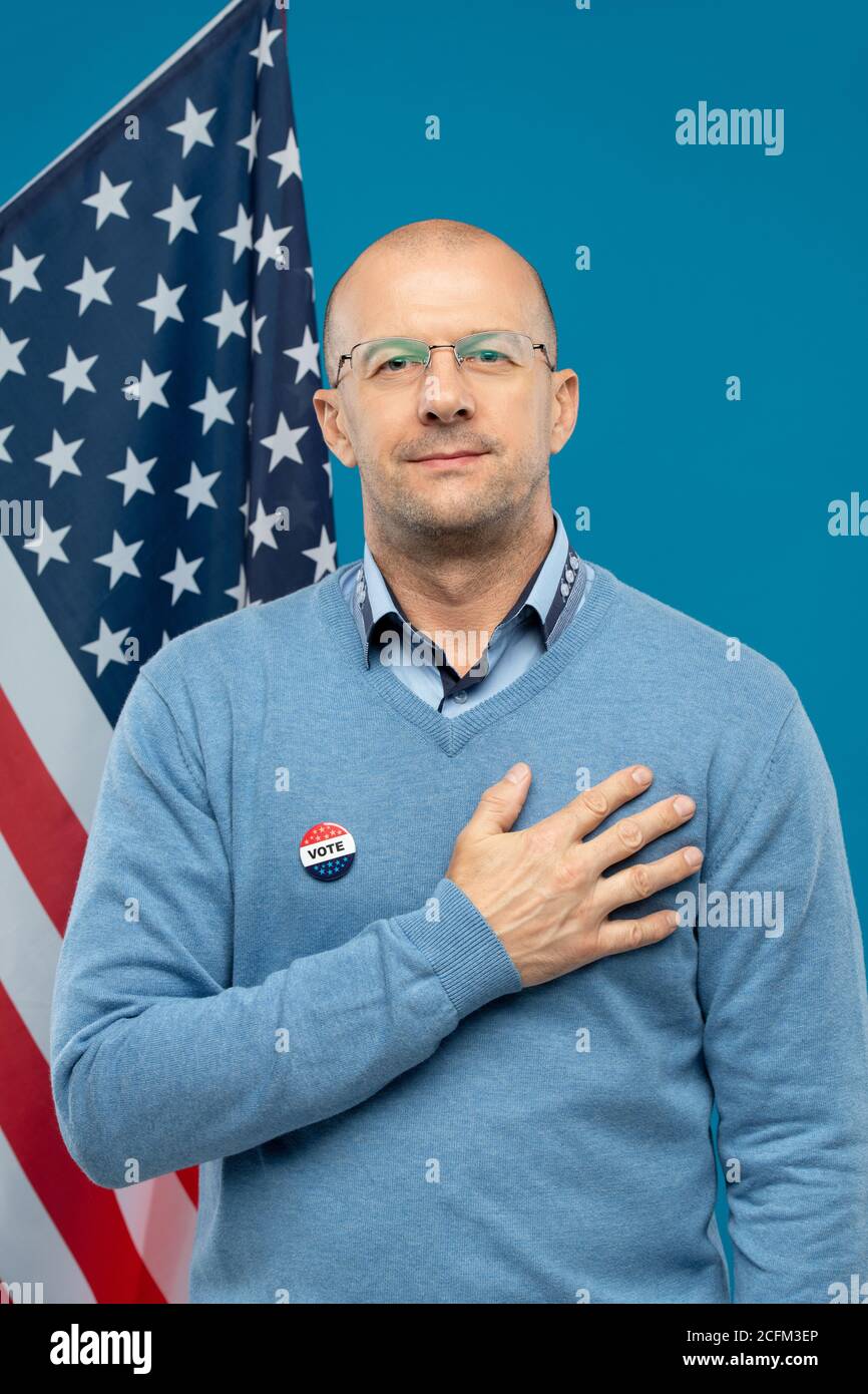 Homme d'affaires mature et réussi à garder la main droite sur la poitrine tout en regardant à vous Banque D'Images