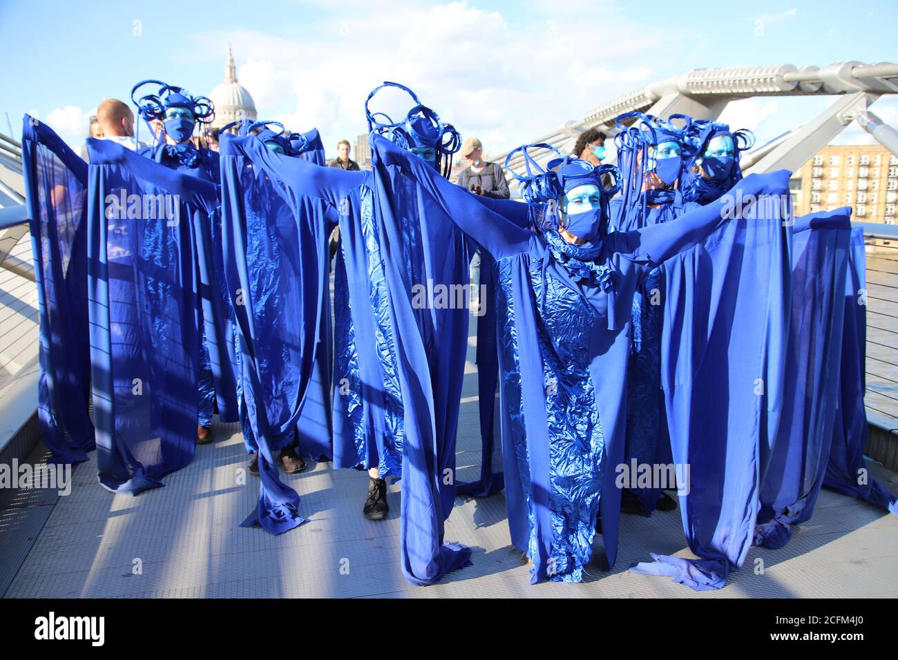 Londres, Royaume-Uni. 06e septembre 2020. Extinction les manifestants de la rébellion marchent de la place du Parlement à Tate Modern pour souligner les dangers pour la vie marine du réchauffement planétaire et du changement climatique, 6 septembre 2020. Les manifestants vêtus de bleu, appelés « la vague », se déplacent dans la formation de vagues à travers les rues et posent sur le pont du millénaire Credit: Denise Laura Baker/Alay Live News Banque D'Images