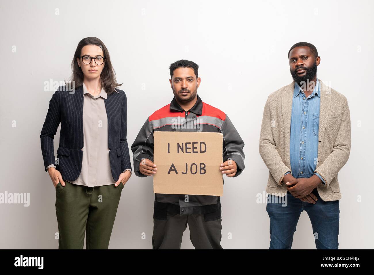 Les jeunes gens contemporains, interculturels et sans emploi, debout devant la caméra Banque D'Images
