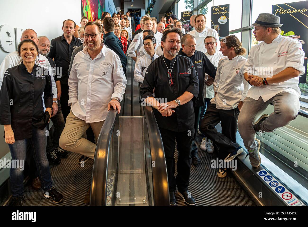 Photo de groupe de Michelin Star chefs sur un escalator dans EDEKA Zurheide Food Exibition à Düsseldorf, Allemagne Banque D'Images