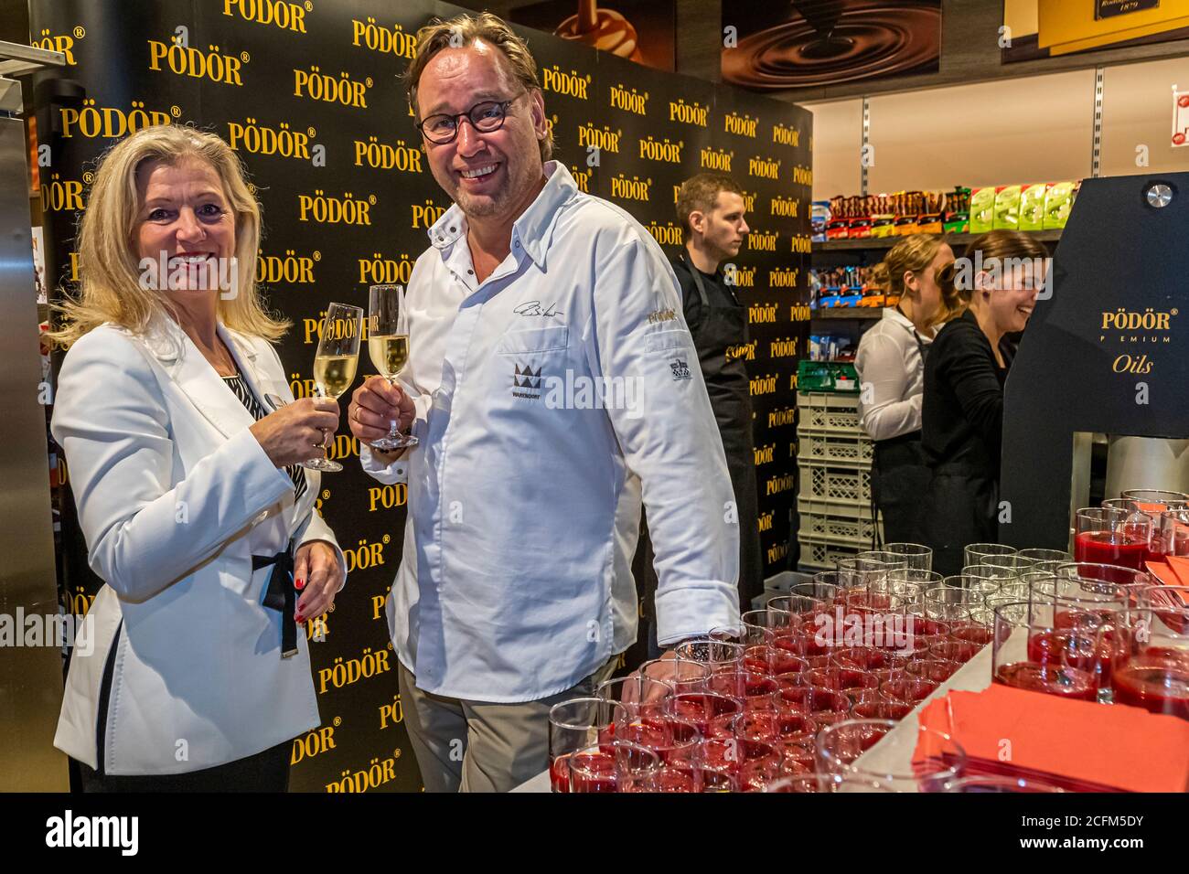 Helga Wachtmeister de Pödör, Allemagne, et le chef étoilé Thomas Bühner portent un toast avec des verres de vin pétillant, avec de nombreux petits verres de soupe de betterave en premier plan, lors de l'événement gastronomique au marché de délicatesses Zurheide sur la Berliner Allee à Düsseldorf, Allemagne. Banque D'Images