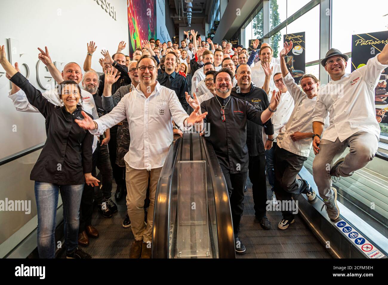 Photo de groupe de Michelin Star chefs sur un escalator dans EDEKA Zurheide Food Exibition à Düsseldorf, Allemagne Banque D'Images