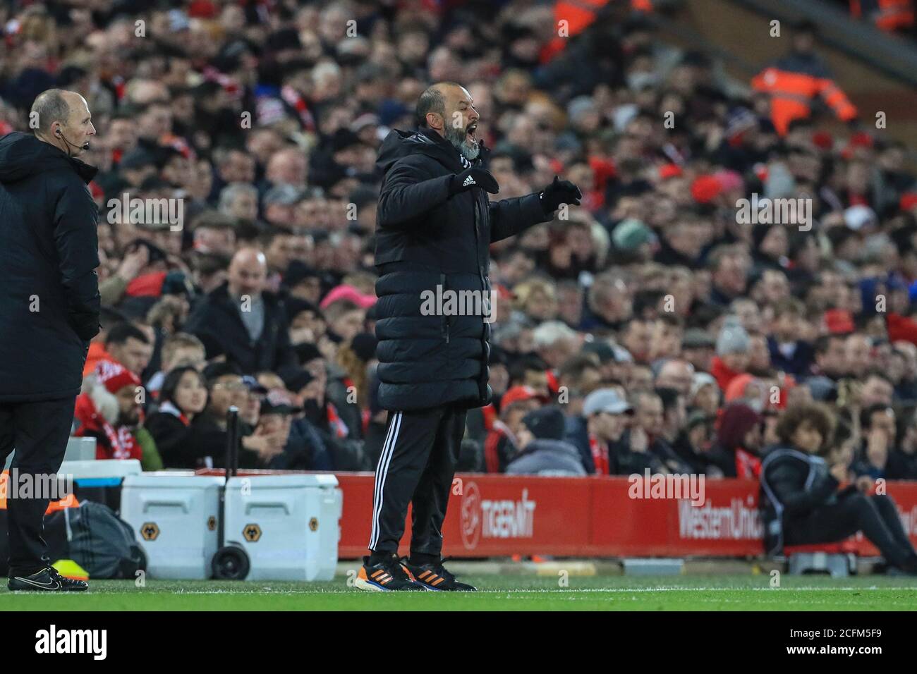 29 décembre 2019, Anfield, Liverpool, Angleterre, Premier League, Liverpool v Wolverhampton Wanderers : Nuno Espirito Santo manager de Wolverhampton Wanderers réagit après une pause des loups est donné hors-Credit : Mark Cosgrove/News Images Banque D'Images
