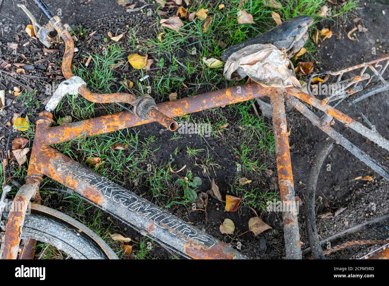 Le vélo Nakamura volé rouillé a été sauvé de la mer Banque D'Images