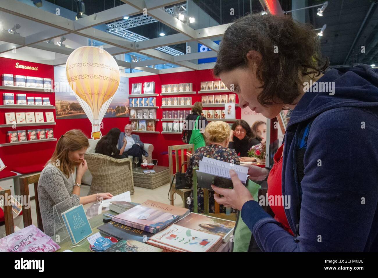 10/21/2016 Franfurkt, Allemagne. People On Book Fair à Franfurkt (intérieur dans Hall). Jeune femme à la recherche d'un petit livre Banque D'Images