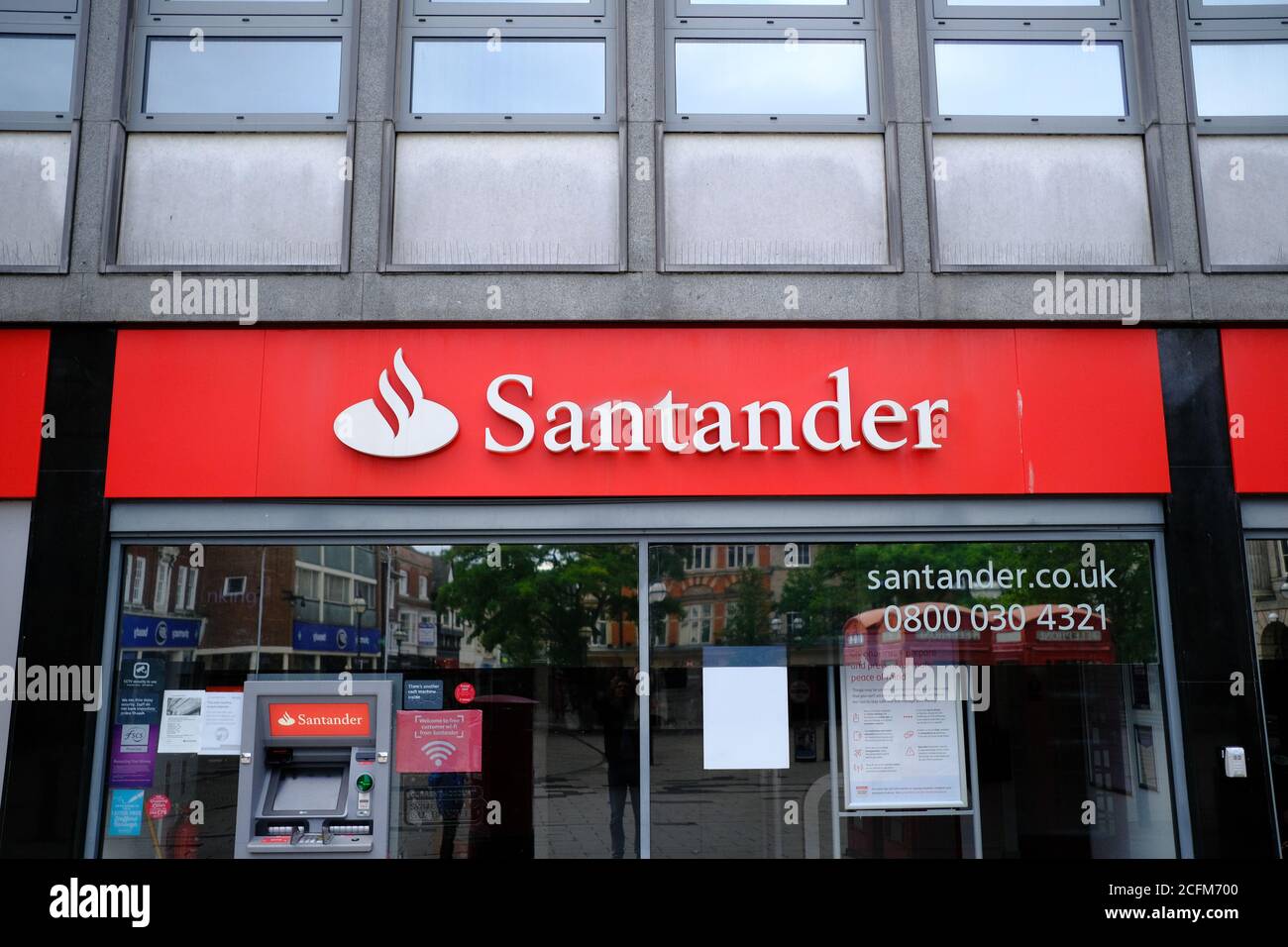 Stafford / UK - septembre 5 2020: Logo de la banque Santander vu sur un front d'une succursale à Stafford. Banque D'Images