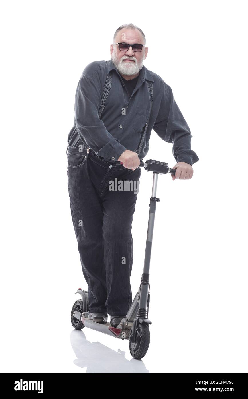 homme âgé debout sur un scooter électrique. isolé sur un blanc Banque D'Images