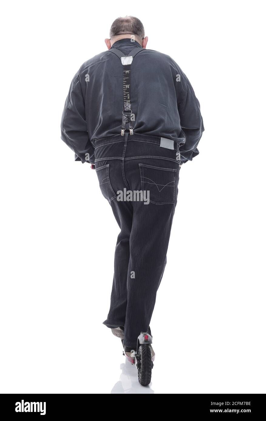 vue arrière. homme moderne et âgé qui se déplace sur un scooter électrique Banque D'Images