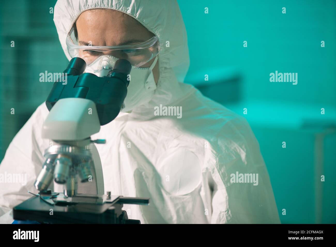 Chercheur contemporain en vêtements de travail de protection étudiant de nouvelles substances chimiques Banque D'Images