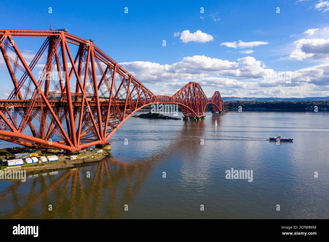 Vue aérienne du North Queensferry et du Forth Rail Bridge, Fife, Écosse. Banque D'Images