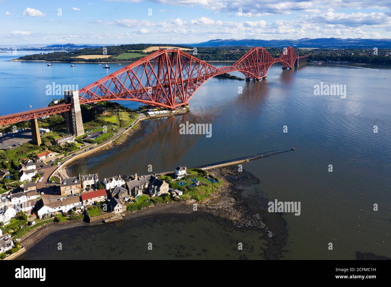 Vue aérienne du North Queensferry et du Forth Rail Bridge, Fife, Écosse. Banque D'Images