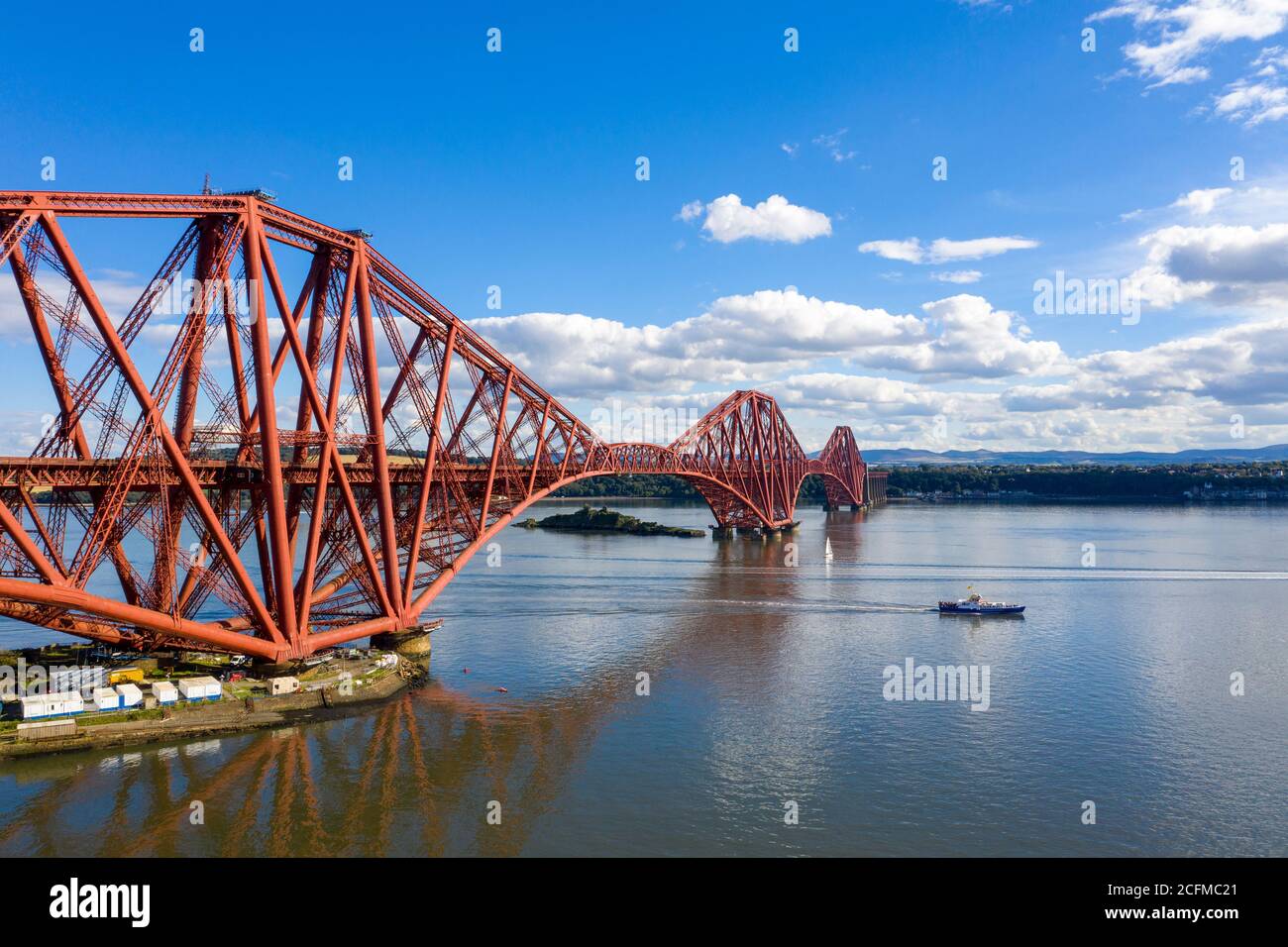 Vue aérienne du North Queensferry et du Forth Rail Bridge, Fife, Écosse. Banque D'Images