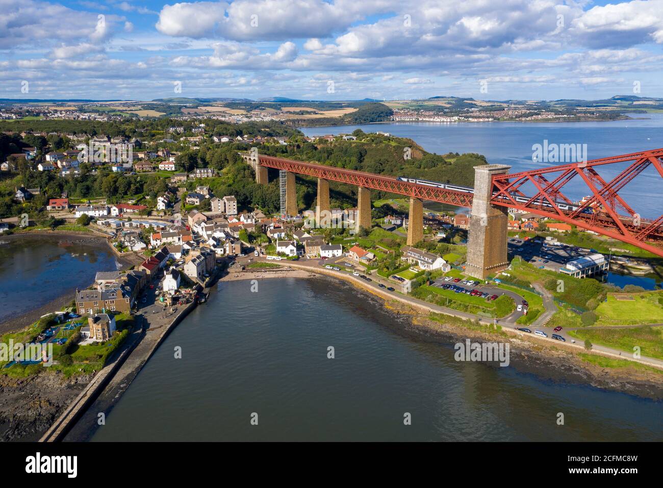 Vue aérienne du North Queensferry et du Forth Rail Bridge, Fife, Écosse. Banque D'Images