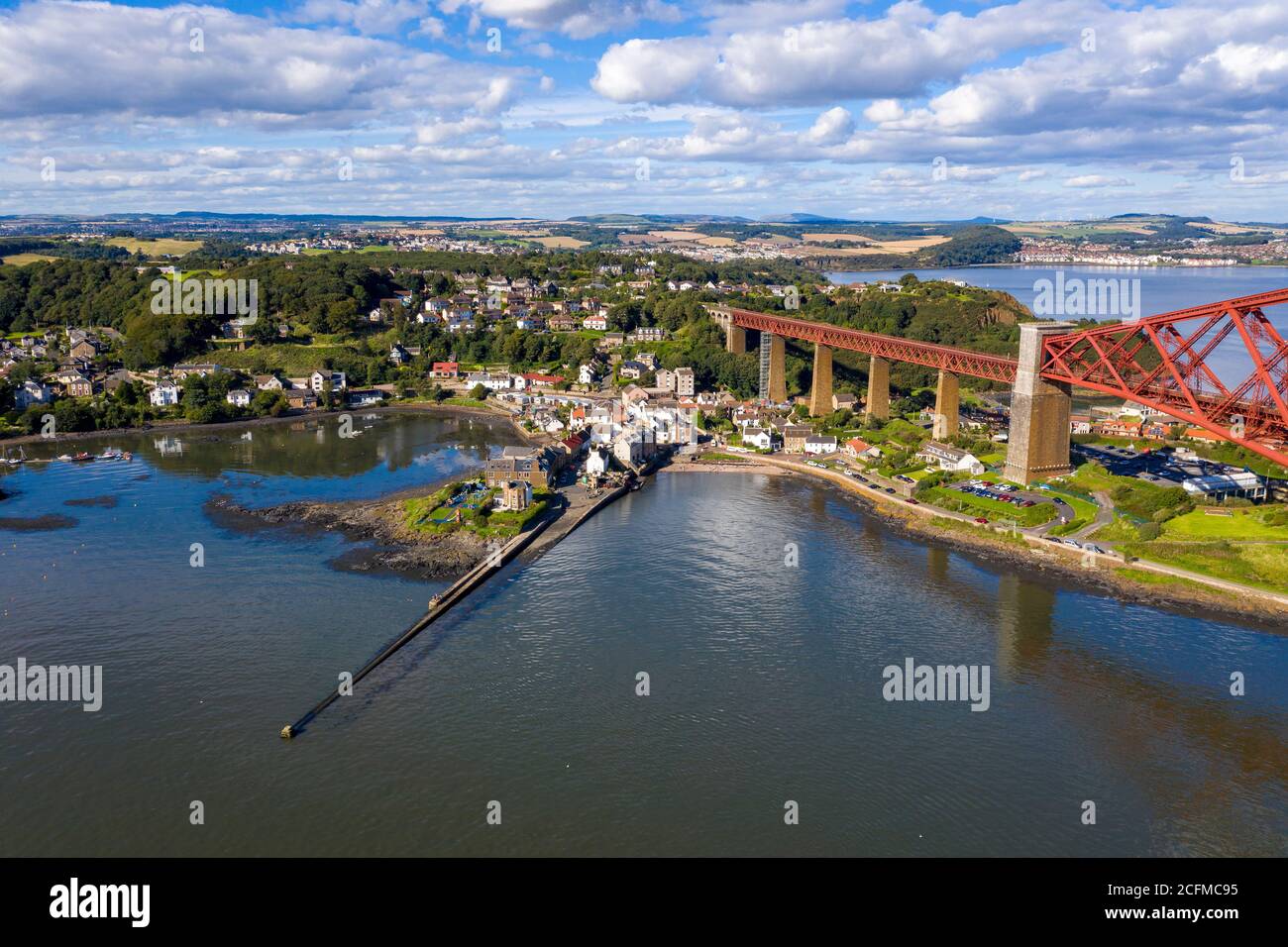 Vue aérienne du North Queensferry et du Forth Rail Bridge, Fife, Écosse. Banque D'Images