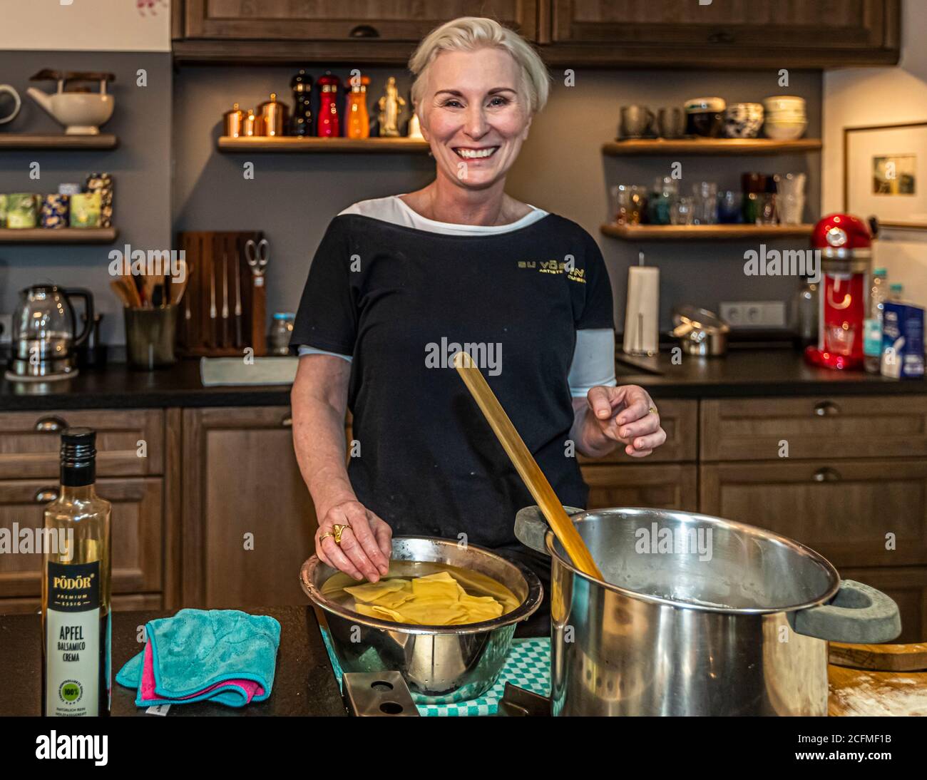 Su Vössing sourit dans sa cuisine à Stolberg, en Allemagne, en cuisinant des portions de pâte faites maison dans une casserole d'eau. Pour le développement de ses recettes, elle a surtout besoin de calme et n'a jamais la radio allumée. Banque D'Images