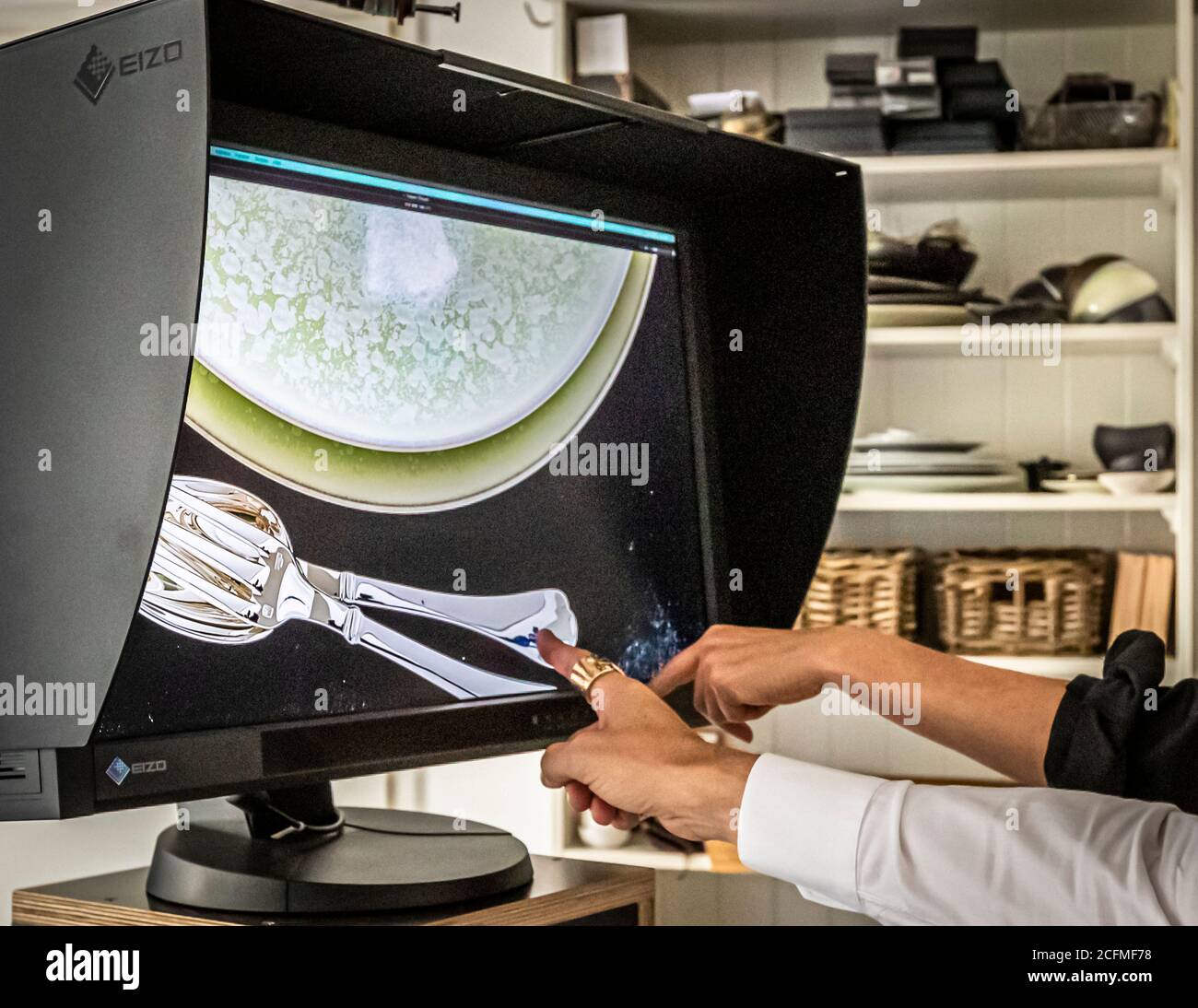 Production d'un livre de cuisine de la cuisine au studio photo. La réflexion à l'argenterie est utilisée délibérément Banque D'Images