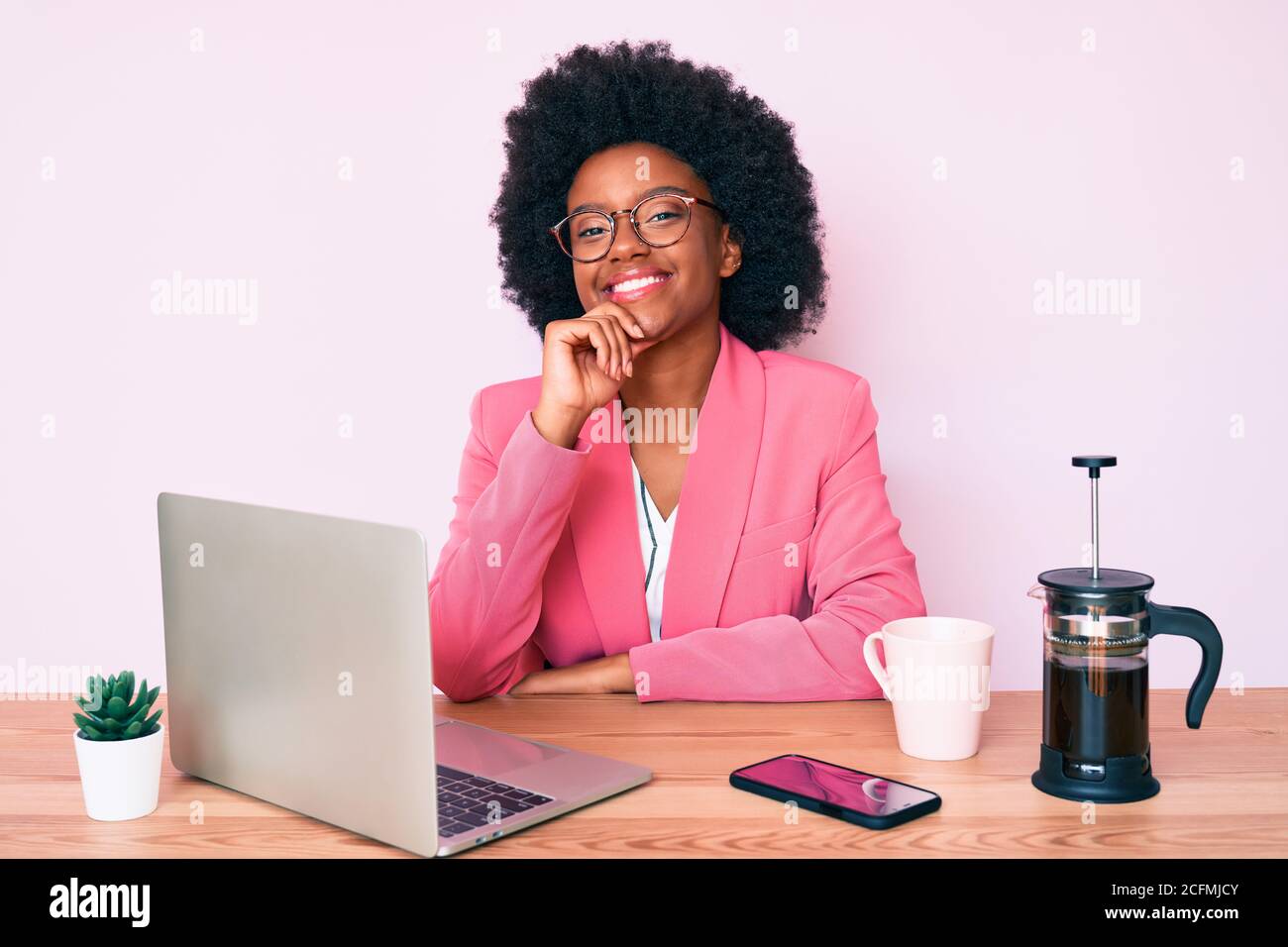 Jeune afro-américaine travaillant au bureau en utilisant un ordinateur ...