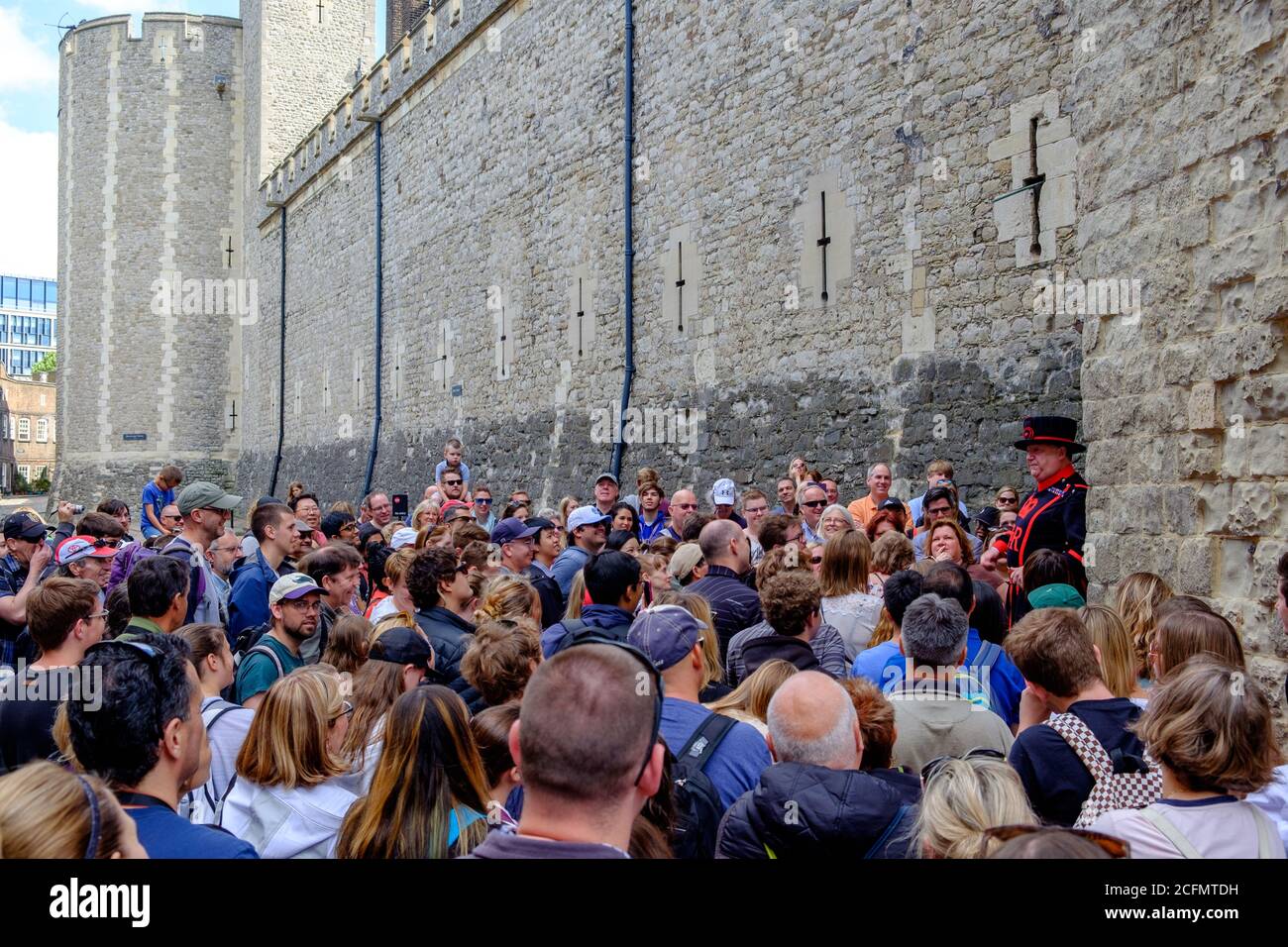 Un Beefeater s'adresse à une foule de touristes lors d'une visite de la Tour de Londres, Angleterre, Royaume-Uni Banque D'Images