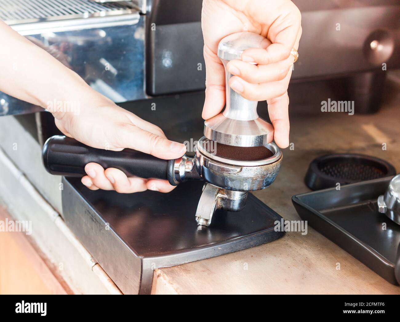 Barista avec intégrité pour faire de l'expresso avec style vintage, stock photo Banque D'Images