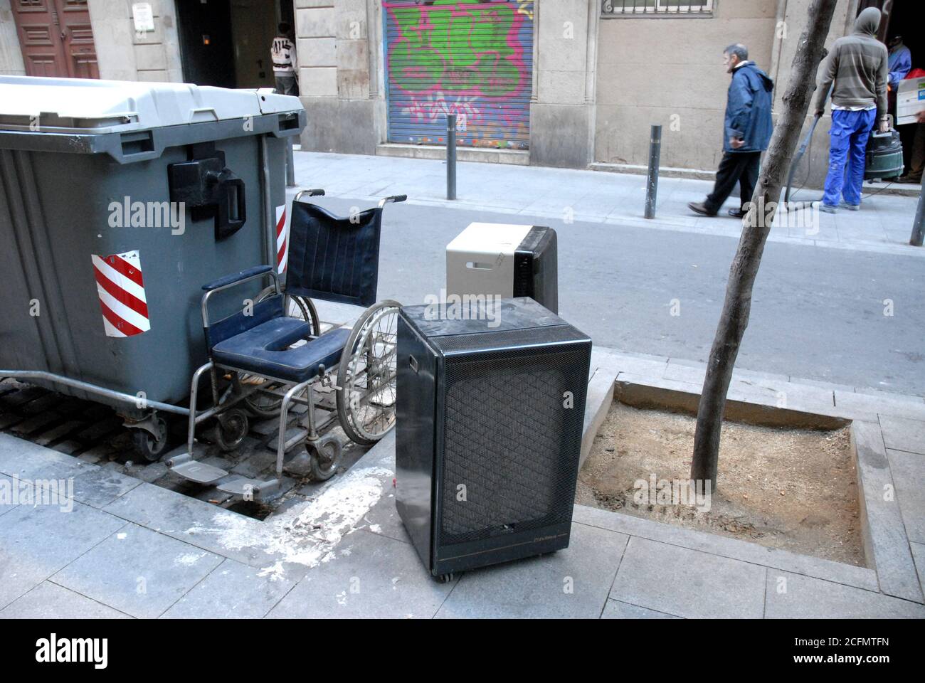 VIEUX DÉCHETS DANS LES ORDURES Banque D'Images