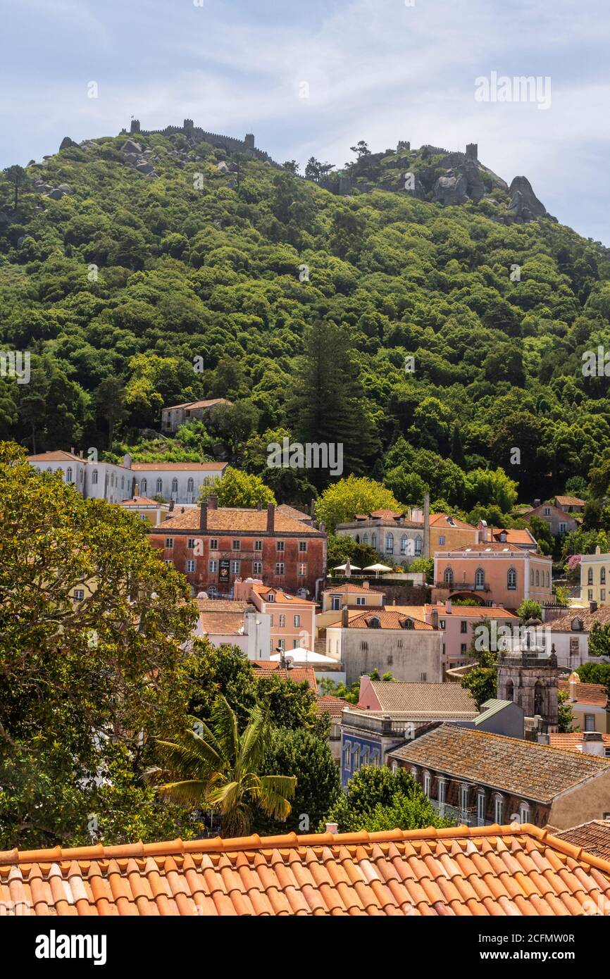Belle vue sur les anciens bâtiments de la ville historique et le château dans le centre de Sintra, Portugal Banque D'Images