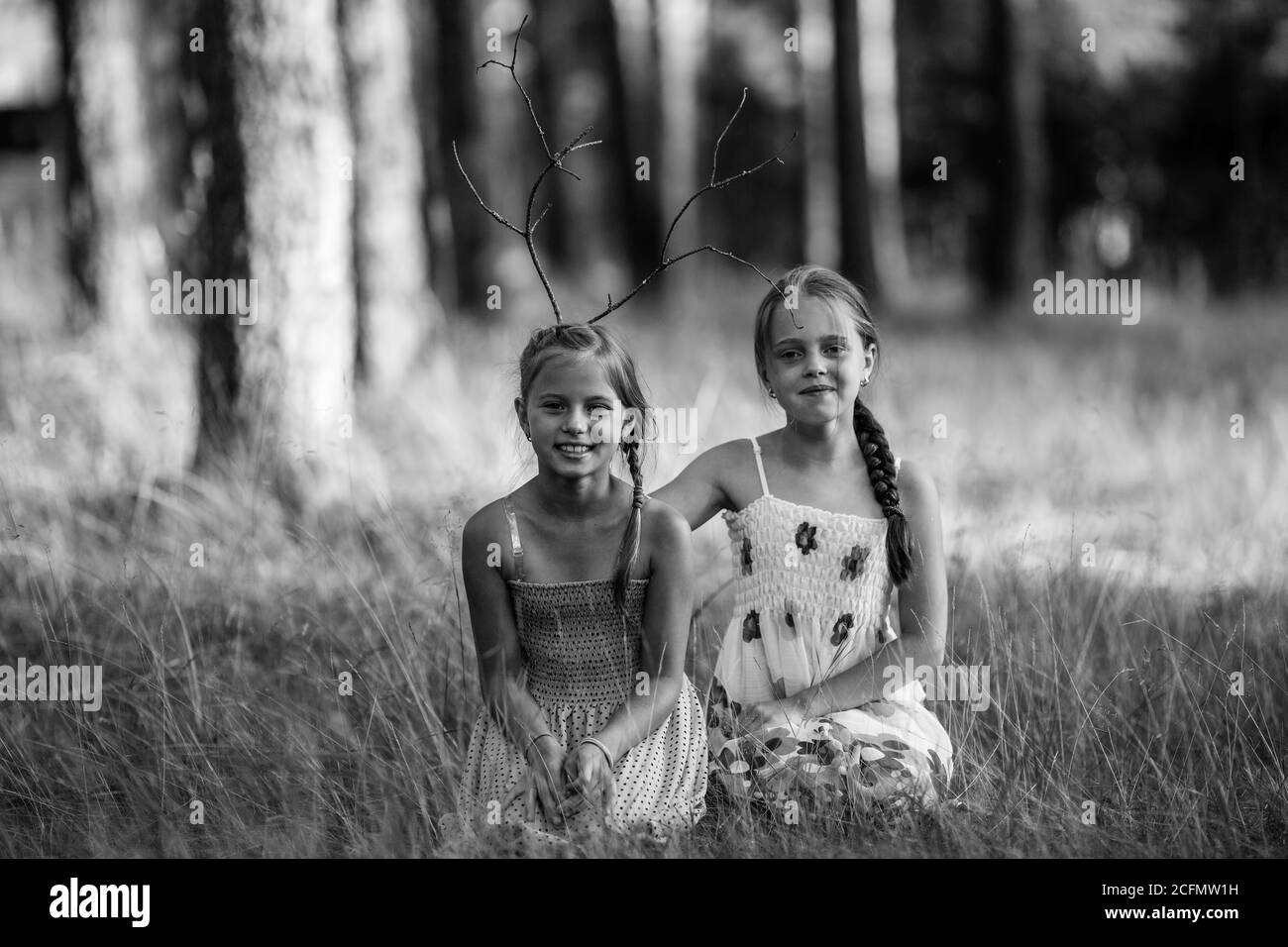 Deux filles de dix ans posent pour une photo dans le parc. Photo en noir et blanc. Banque D'Images