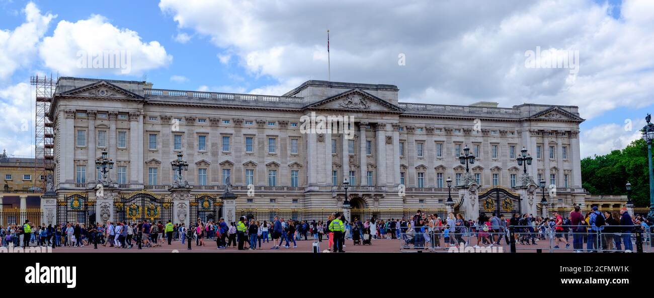 Des foules de touristes à l'extérieur de Buckingham Palace, Londres, Royaume-Uni Banque D'Images