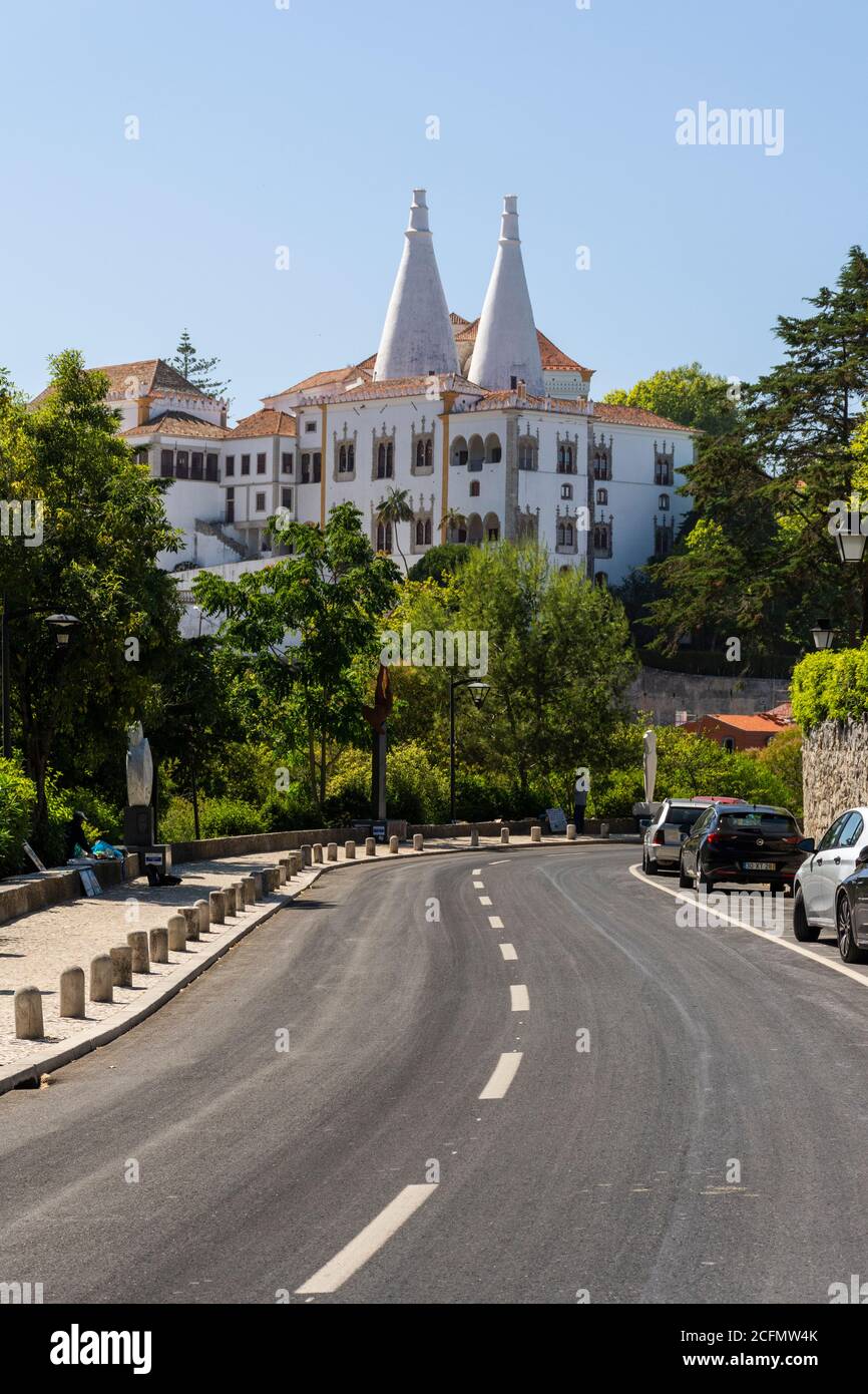 Belle vue sur le vieux palais national historique de Sintra avec des tours jumelles blanches, Portugal Banque D'Images