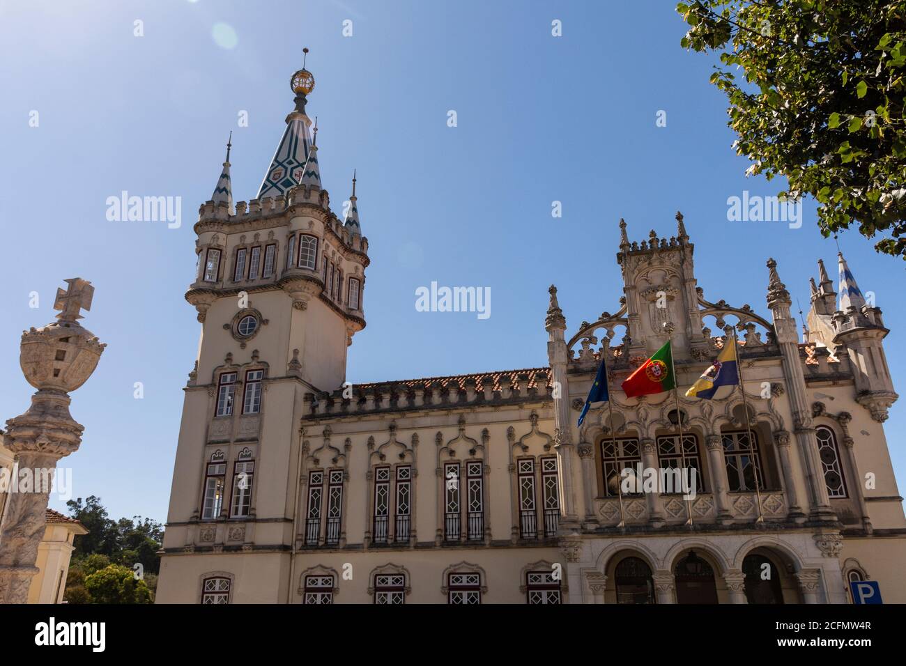 Belle vue sur l'ancien bâtiment historique de l'hôtel de ville et la tour de Sintra, Portugal Banque D'Images