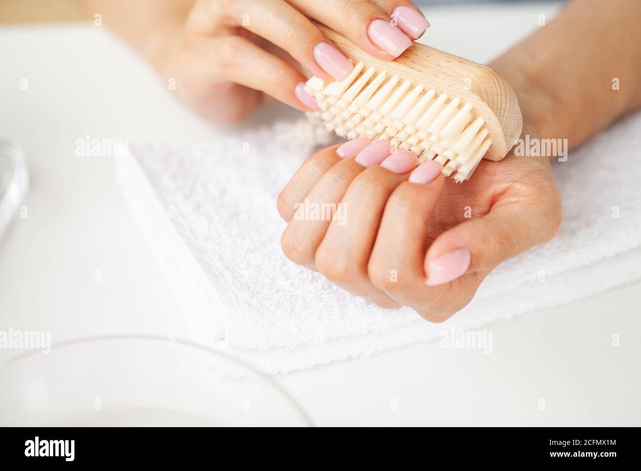 Close up of woman using brosse à ongles sur les ongles Banque D'Images