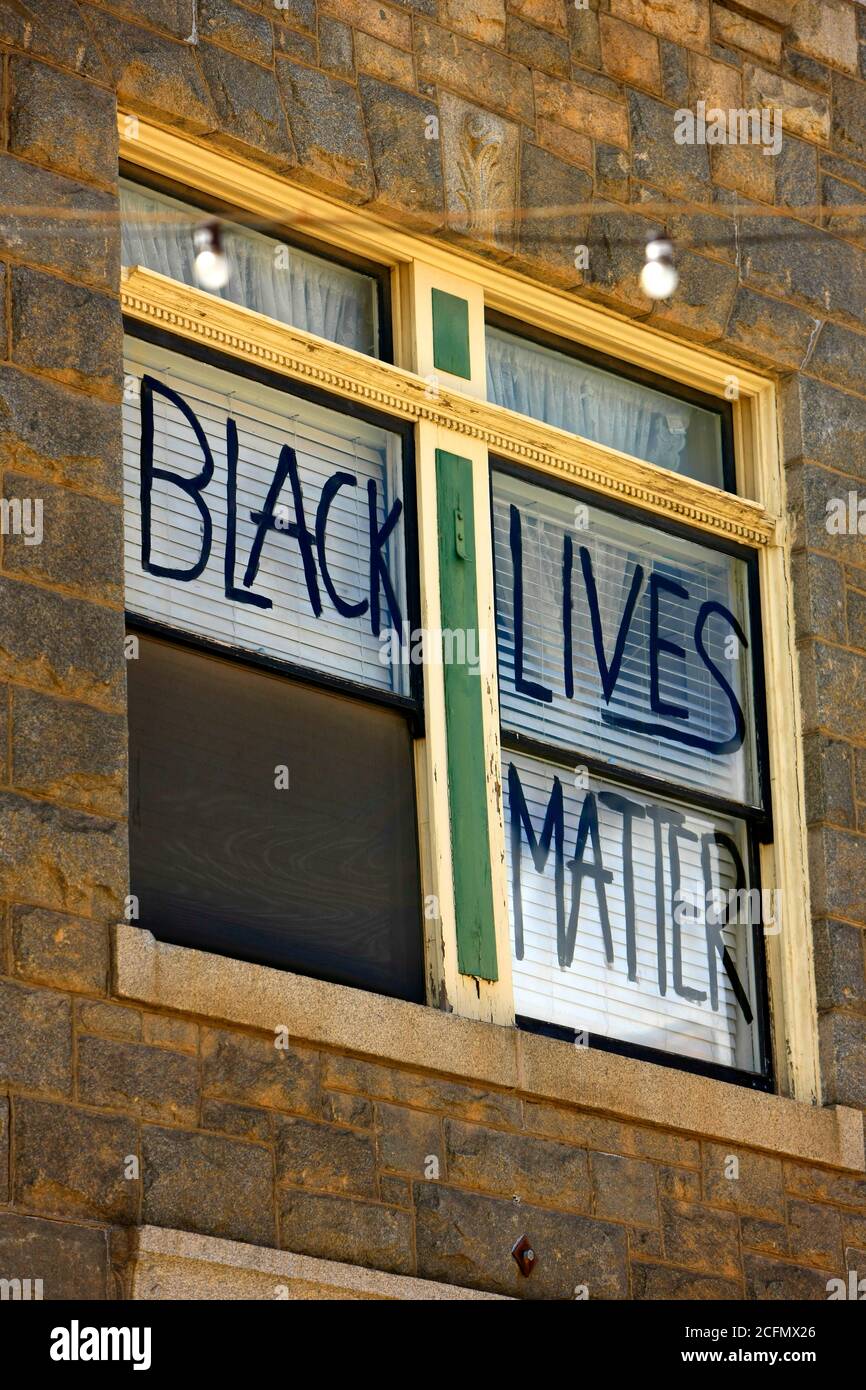 Texte Black Lives Matter écrit en bande noire sur une fenêtre à l'étage. Banque D'Images