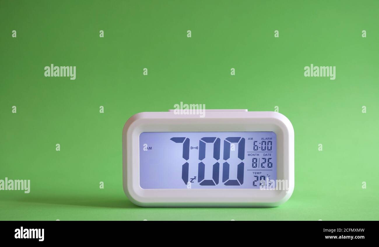 Digital alarm clock Banque de photographies et d'images à haute résolution  - Alamy