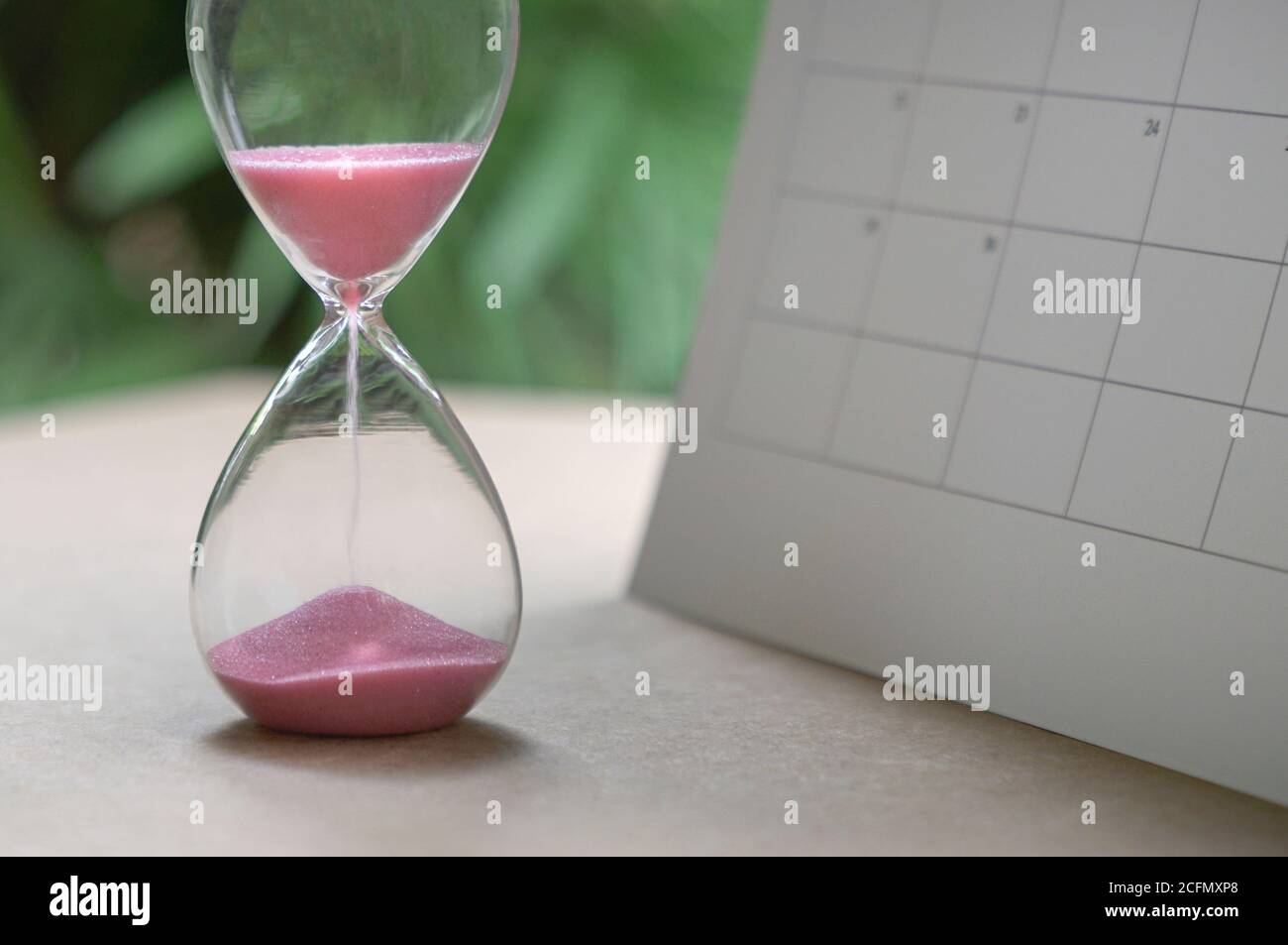 Sablier, à côté du calendrier. Concept de gestion du temps ou de délais. Banque D'Images