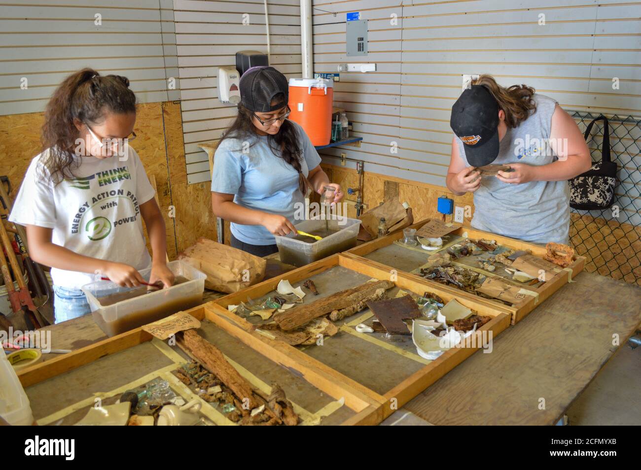 HAZLETON, PA - JUIN 30: De gauche à gauche, Milka Cerda, Lizbeth Fuentes et Teresa Robbins voir et nettoyer les artefacts découverts sur le site d'un archaeologic d Banque D'Images