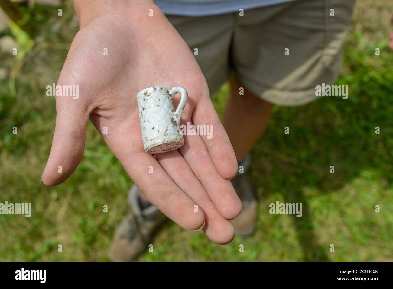 HAZLETON, PA - JUIN 30 : un étudiant détient un artefact découvert sur le site d'une fouille archéologique le 30 juin 2014 à Hazleton, Pennsylvanie. L'équipe est Banque D'Images