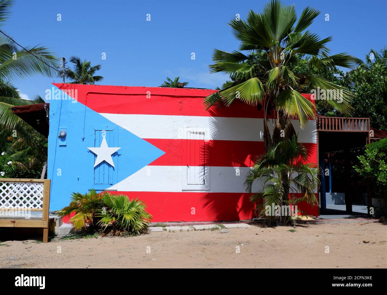 drapeau de porto rico peint sur un mur à loiza, porto rico, par une belle journée ensoleillée Banque D'Images