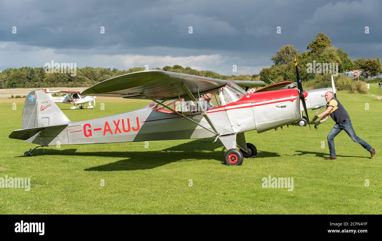 Départ à la main d'un avion léger d'époque britannique à Popham Airfield, Hampshire, Royaume-Uni, le 6 septembre 2020. Banque D'Images