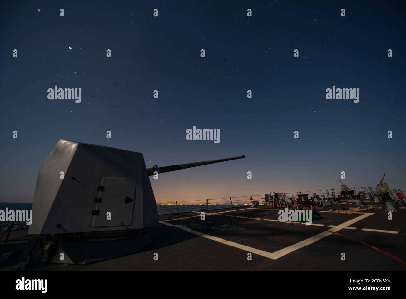 200902-N-NC885-4013 GOLFE D'OMAN (SEPT 2, 2020) le destroyer de missile guidé de classe Arleigh Burke USS Sterett (DDG 104) passe la nuit dans le golfe d'Oman. Sterett fait partie du Nimitz Carrier Strike Group et est déployé dans la zone d'opérations de la 5e flotte des États-Unis pour assurer la stabilité et la sécurité maritimes dans la région centrale, Relier la Méditerranée et le Pacifique à travers l'océan Indien occidental et trois points d'étranglement critiques à la libre circulation du commerce mondial. (É.-U. Photo de la marine par le Matelot de 1re classe Drace Wilson/ PUBLIÉ) Banque D'Images