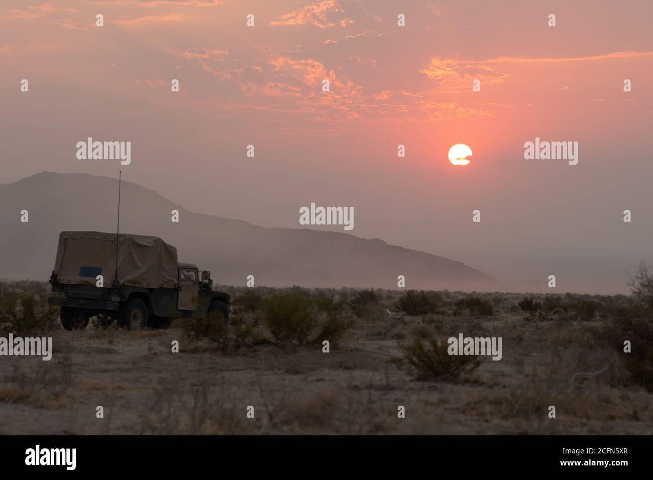 Le soleil se lève lors de la rotation 20-09 du Centre national d'entraînement avec la 1re équipe de combat de la Brigade Stryker, 4e division d'infanterie, à fort Irwin, Californie, le 23 août 2020. Le 1er CBCT a exécuté la rotation 20-09 du CTN avec le soutien d'unités supplémentaires de la fonction active, de la Réserve de l'Armée des États-Unis, de la Garde nationale de l'Armée des États-Unis et de la Force aérienne des États-Unis. (É.-U. Photo de l'armée par le capitaine Daniel Parker) Banque D'Images