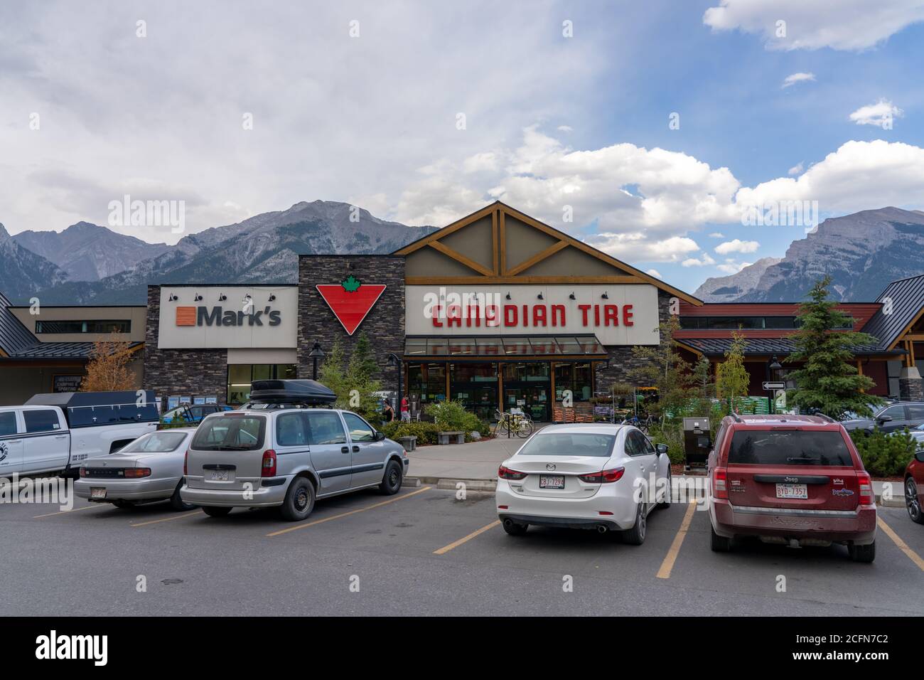 Grand magasin Canadian tire. Vue sur la rue de Canmore en été. Banque D'Images