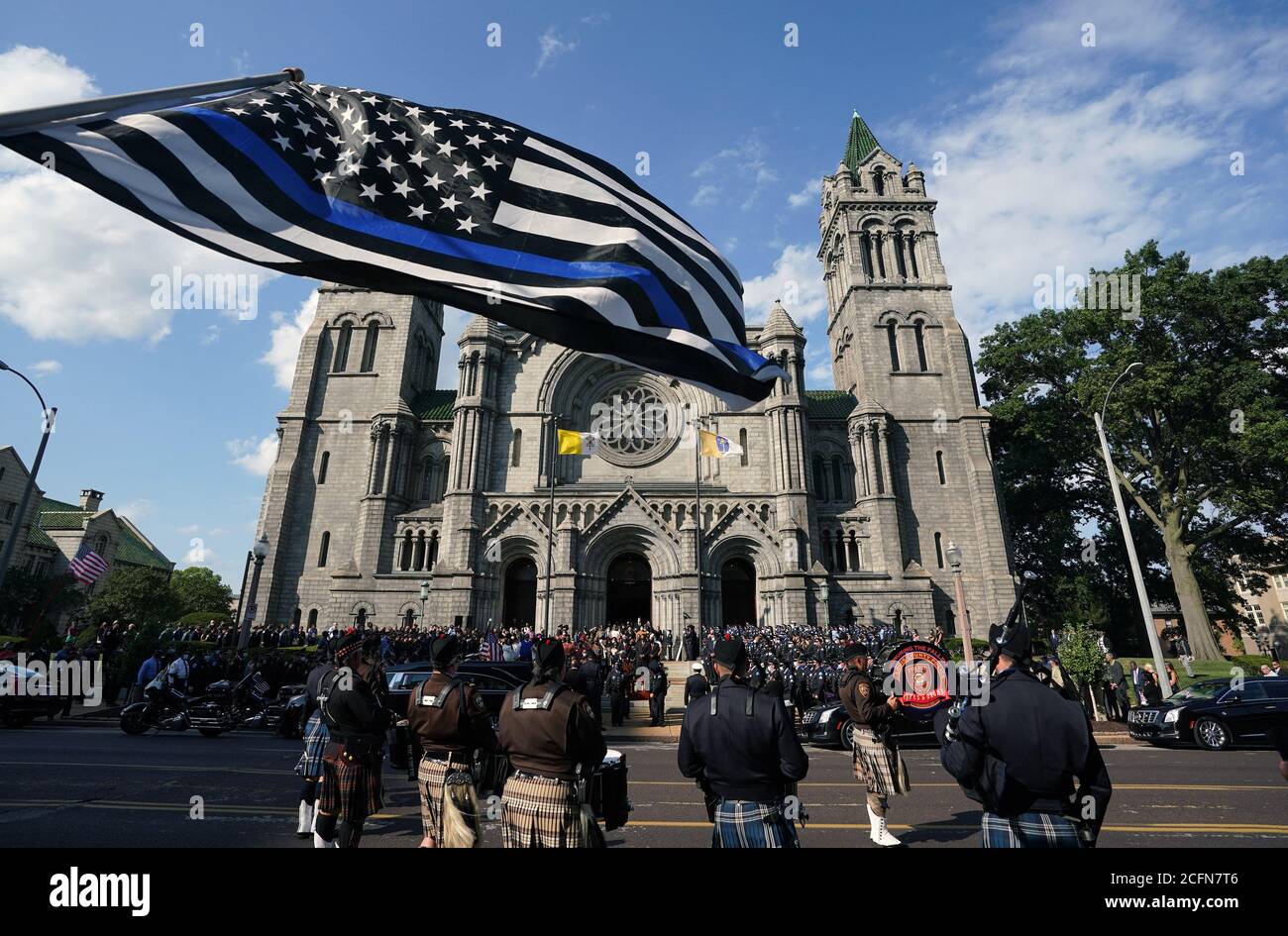 St. Louis, États-Unis. 06e septembre 2020. Un observateur avec un drapeau américain, se tient devant la basilique de la cathédrale Saint-Louis lors d'un service commémoratif pour l'officier de police métropolitaine de Saint-Louis Tamaris L. Bohannon à Saint-Louis le dimanche 6 septembre 2020. Bohannon est décédé le dimanche 30 août 2020, après avoir été abattu à la tête par un suspect lors d'un appel de perturbation le samedi 29 août 2020. Photo par Bill Greenblatt/UPI crédit: UPI/Alay Live News Banque D'Images