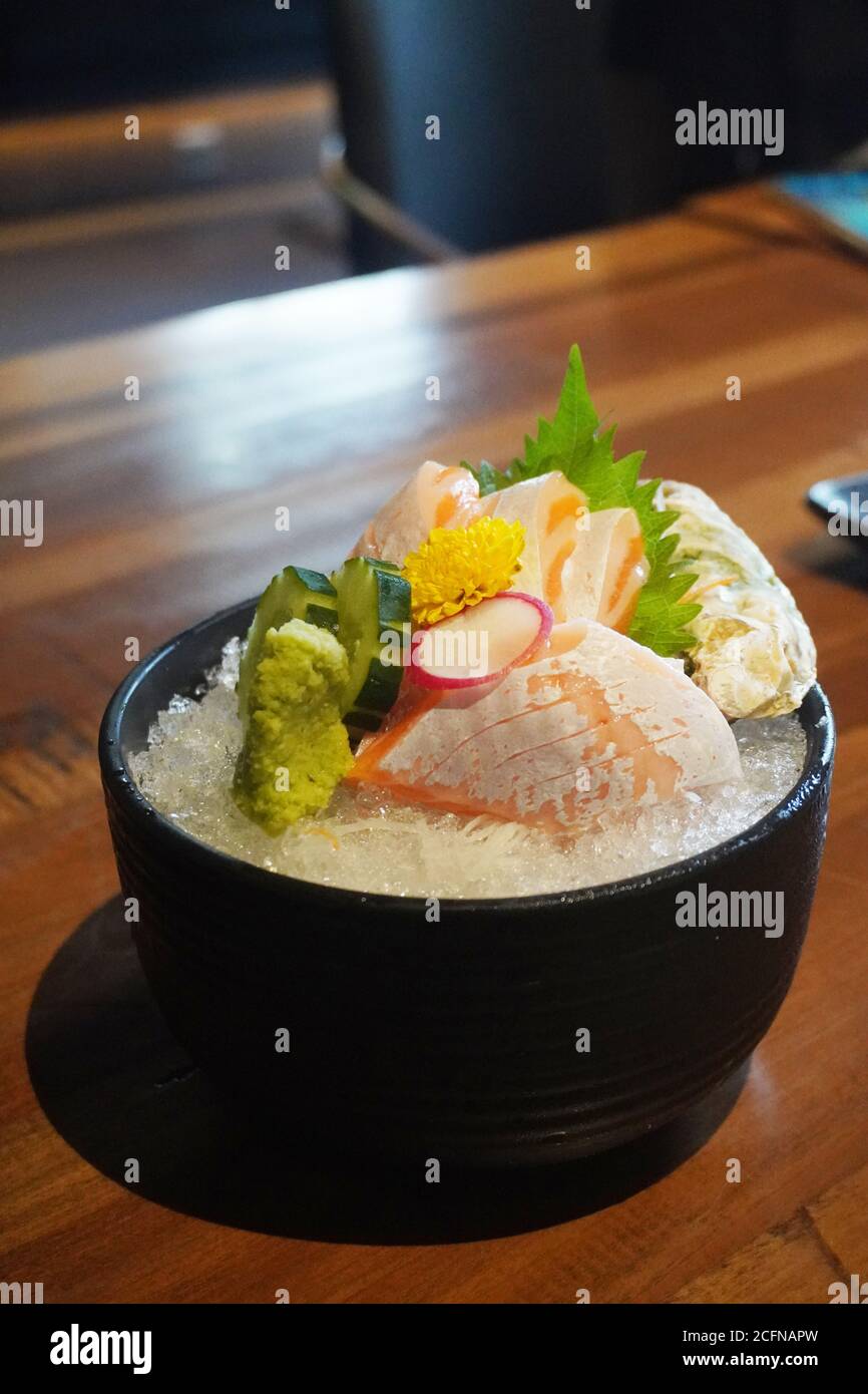 Le sashimi est une spécialité japonaise composée de poisson frais cru ou de viande coupée en tranches fines et souvent mangée avec de la sauce soja. Banque D'Images