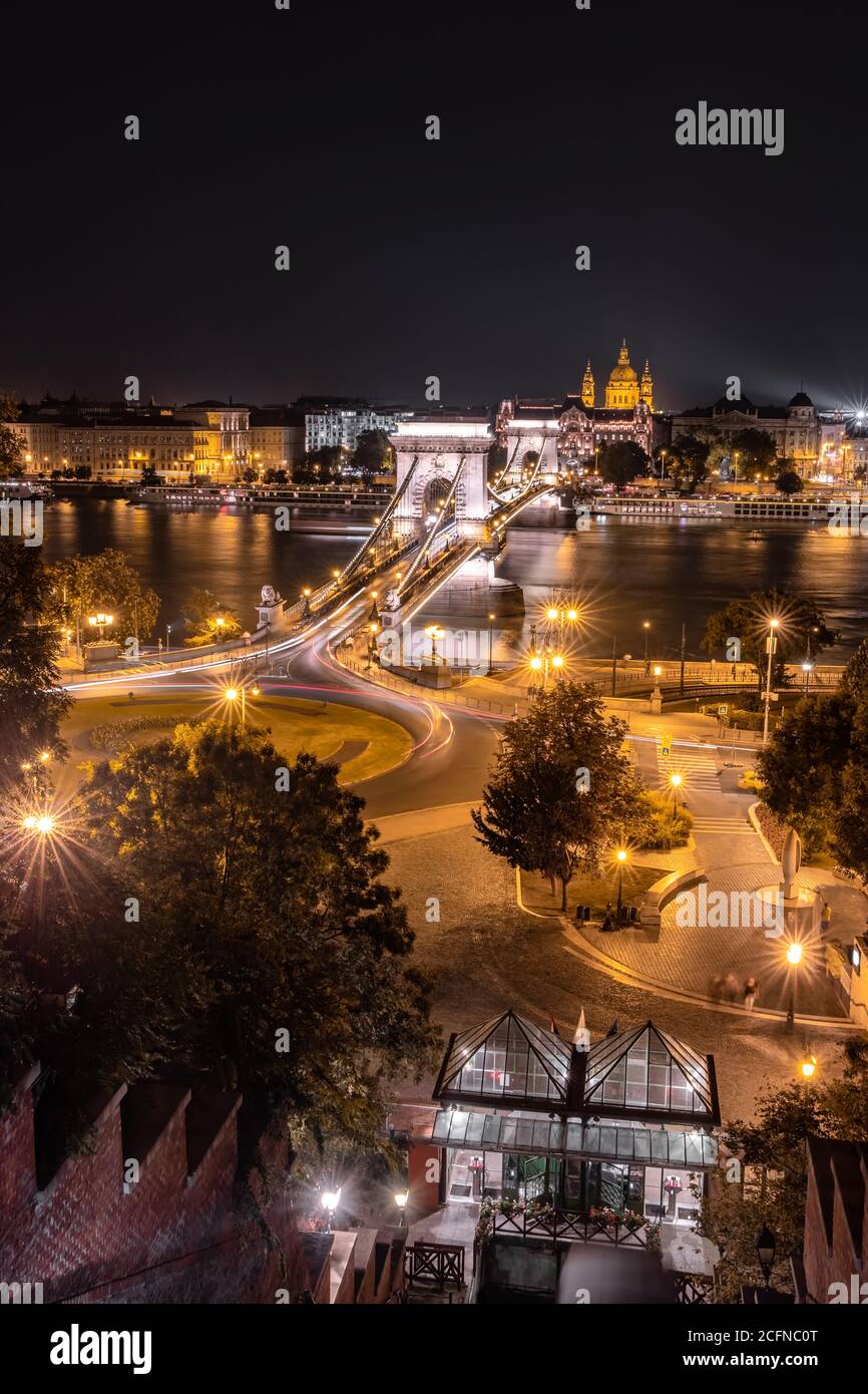 Paysage urbain nocturne de Budapest avec le pont de la chaîne, la basilique Saint-Étienne et la station de téléphérique de la colline du château Banque D'Images